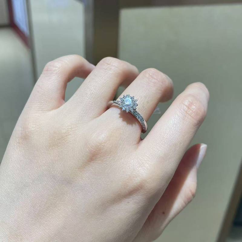 单头太阳花女戒S925银镀白金定制选款主石莫桑钻1.0ct/副石高碳钻